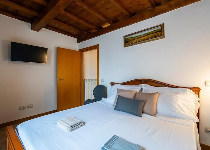 New With Private Parking, 5 Min To The Lake, Wifi Apartment